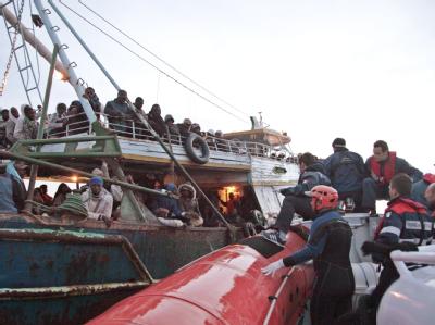 Libysche Flüchtlinge bei ihrer Ankunft auf Lampedusa (Foto vom 8.5.2011). Libysche Flüchtlinge