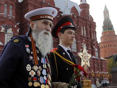 Ein Veteran des Zweiten Weltkriegs mit einem jungen russischen Soldaten auf dem Roten Platz in Moskau: Rund 20 000 Soldaten marschierten bei der Parade am russischen Machtzentrum vorbei. Veteran
