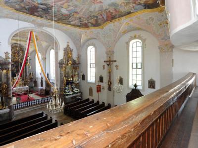Blick von der Empore in die Pfarrkirche Johann Baptist in Rennertshofen (Oberbayern). Kirche Rennertshofen