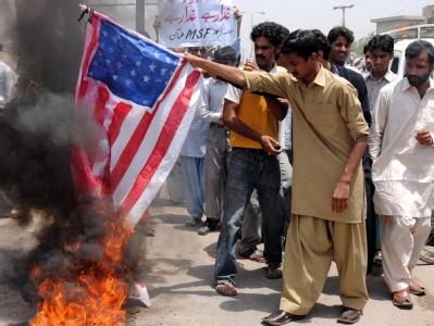 Dürfen US-Ermittler bald Bin Ladens Witwen direkt vernehmen? Pakistans Regierung sagt, darüber sei noch nicht entschieden. Der britische «Guardian» bringt derweil ein brisantes Geheimabkommen zwischen den USA und Pakistan an die Öffentlichkeit. Pakistaner verbrennen US-Flagge