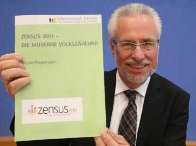 Der Präsident der Statistischen Bundesamtes, Roderich Egeler, zeigt den Musterfragebogen zur Volkszählung Zensus 2011. Präsident der Statistischen Bundesamtes