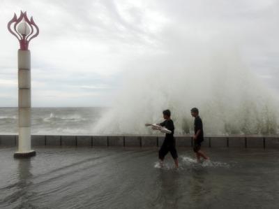 Starker Regen hat auf den Philippinen Erdrutsche und Überschwemmungen verursacht. Sturmflut