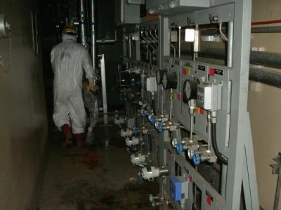In Schutzkleidung stapft ein Arbeiter durch die Atomruine in Fukushima (Foto vom 9.5.2011). Fukushima