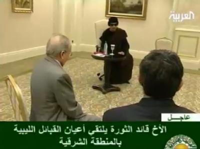 Muammar al-Gaddafi bei einem Treffen mit Stammesführern in einem Hotel in Tripolis (Al Arabiya-Screenshot vom 12.5.2011). Gaddafi