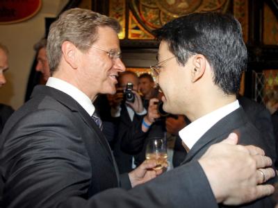 Der scheidende FDP-Bundesvorsitzende Guido Westerwelle scherzt mit seinem designierten Nachfolger Philipp Rösler beim Presseempfang zum Bundesparteitag der Liberalen. FDP-Bundesparteitag