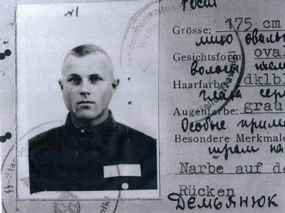 Der Dienstausweis von Iwan «John» Demjanjuk, den er als «Wachmann» 1942 in seinem Ausbildungslager bekommen hat Dienstausweis von Demjanjuk