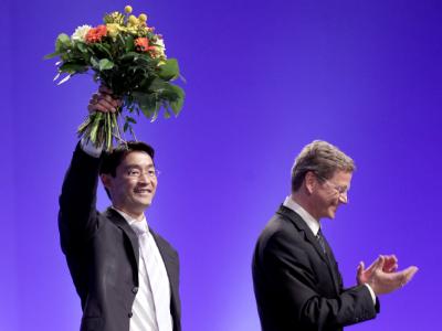 Guido Westerwelle macht applaudierend die Bühne für den neuen FDP-Bundesvorsitzenden Philipp Rösler frei. Abgang