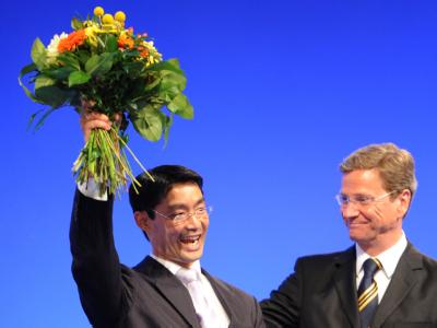 Guido Westerwelle gratuliert dem neuen FDP-Bundesvorsitzenden Philipp Rösler. FDP-Bundesparteitag