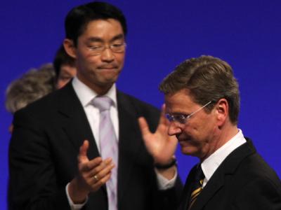 Guido Westerwelle nimmt beim Bundesparteitag den Beifall seines Nachfolgers Philipp Rösler entgegen. Abgang