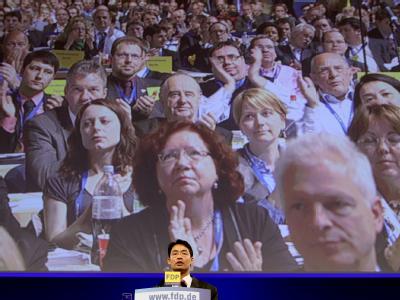 Rösler und sein Publikum: Gebannt verfolgen die Parteitagsdelegierten die Rede des neuen Vorsitzenden. Rösler und sein Publikum