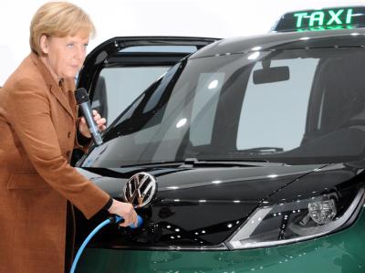 Bundeskanzlerin Angela Merkel lädt am 19.04.2010 auf der Hannover Messe in Hannover das Volkswagen Milano Taxi. Merkel