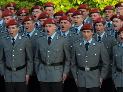 Die Zahl der Soldaten und zivilen Mitarbeiter soll um etwa ein Fünftel verkleinert werden. Bundeswehr-Gelöbnis