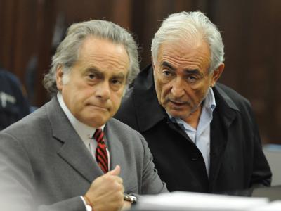 IWF-Chef Dominique Strauss-Kahn und sein Anwalt Benjamin Brafman vor Gericht in New York. Strauss-Kahn (r) mit Anwalt