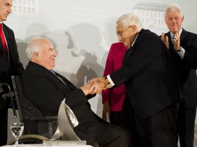 Der ehemalige US-amerikanische Außenminister Henry Kissinger (2. v. r.) gratuliert Altkanzler Helmut Kohl (l.) zum Henry-A.-Kissinger-Preis. Auch Ex-US-Präsident Bill Clinton (r.) applaudiert. Kohl erhält Preis für politisches Werk