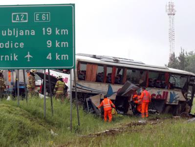 Retter untersuchen den verunglückten Bus. Busunfall in Slowenien