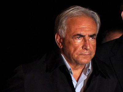 Dominique Strauss-Kahn wird am 15. Mai von einem Mitarbeiter der New Yorker Polizei abgeführt. Strauss-Kahn