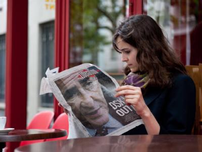 Die Presse heizt die Gerüchteküche an: Was hatte Strauss-Kahn in New York zu tun? Warum übernachtet er in einem teuren Hotel, obwohl ihm eine Wohnung in Manhattan zur Verfügung steht? Warum kommt ein Zimmermädchen in sein Zimmer, obwohl er noch nicht abge Schlagzeile