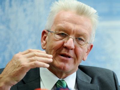 Winfried Kretschmann, erster grüner Ministerpräsident, bei seiner ersten Regierungs-Pressekonferenz im Landtag Baden-Württembergs. Winfried Kretschmann