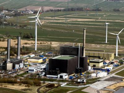 Die Luftaufnahme vom 24.04.2010 zeigt das Atomkraftwerk im schleswig-holsteinischen Brunsbüttel und benachbarte Windkraftanlagen. AKW Brunsbüttel