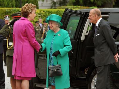 Irlands Präsidentin Mary McAleese empfängt die britische Königin Elizabeth II. und ihren Mann Prinz Philip in Dublin. Königin Elizabeth II. in Dublin.
