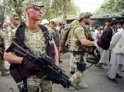 Bundeswehrsoldaten gehen in Talokan auf Streife, um Kontakt zur Bevölkerung aufzunehmen (Foto vom 30.09.2008). Bundeswehr in Talokan