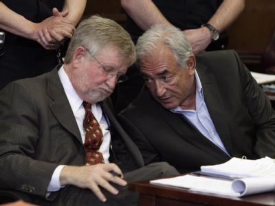 Dominique Strauss-Kahn (r) und sein Anwalt William Taylor besprechen sich während der Anhörung im Gerichtssaal. Strauss-Kahn kommt auf Kaution frei