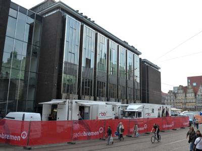 Fernsehsender haben vor der Bürgerschaft in Bremen mit ihren Übertragungswagen Position bezogen. Wahl in Bremen