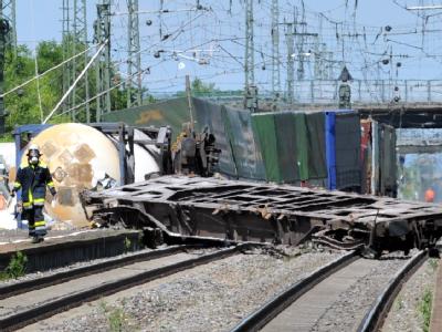 Der entgleiste Güterzug hatte am Wochenende eine zentrale Nord-Süd-Achse im europäischen Bahnverkehr lahmgelegt. Entgleister Güterzug