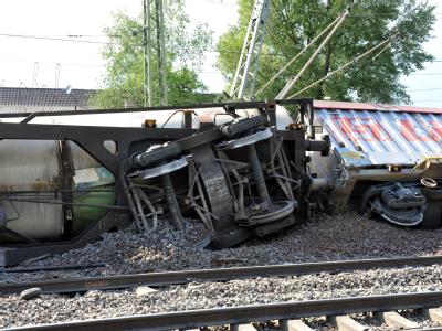 Entgleiste Güterzugwaggons in der Nähe des Bahnhofs von Müllheim (Breisgau-Hochschwarzwald): Mindestens acht Waggons sind von den Gleisen gesprungen. Entgleist