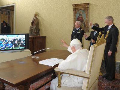 Papst Benedikt begrüßt in einer Live-Schltung die Crew des US-Shuttle «Endeavour». Begrüßung