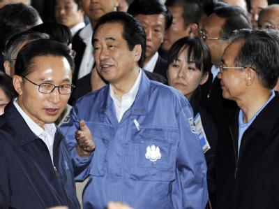 Besuch in der Katastrophenregion: Japans Premier Naoto Kan (M), Südkoreas Präsident Lee Myung-Bak (l) und Chinas Premier Wen Jiabao. Dreier-Gipfel in Japan