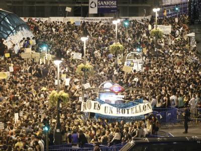 Demonstranten auf dem seit Anfang der Woche besetzten Platz der Puerta del Sol in Madrid. Massendemo in Madrid