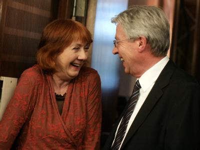 Die von Spitzenkandidatin Karoline Linnert angeführten Grünen und die SPD von Bürgermeister Jens Böhrnsen können in Bremen weiterregieren. Linnert und Böhrnsen