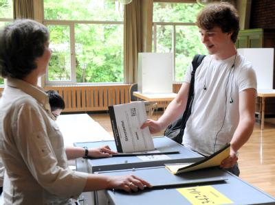 Der Schüler Julian Burmester wirft seine beiden Stimmzettelhefte zur Wahl in Bremen in die Urnen. Julian ist im März 16 Jahre alt geworden und darf nach der neuen Wahlordnung zum ersten Mal an der Bürgerschaftswahl teilnehmen. Jungwähler