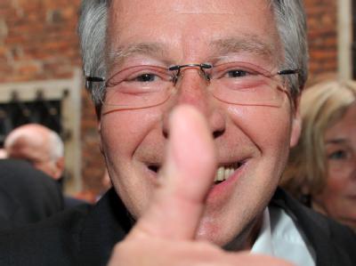 Bremens Bürgermeister Jens Böhrnsen (SPD) nach der Prognose für die Bürgerschaftswahl mit einem erhobenen Daumen. Bürgerschaftswahlen Bremen