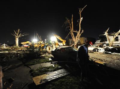 Häuser wurden demoliert, Trucks umgeworfen und Strommasten abgeknickt. Tornado-Schäden in Missouri
