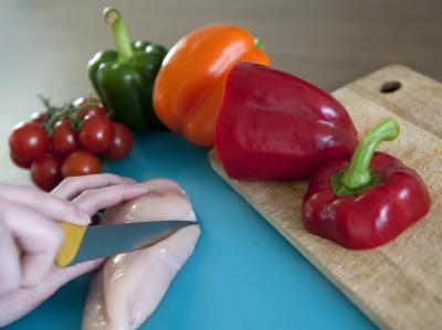 So ist's sauberer: Fleisch und Gemüse werden am besten auf unterschiedlichen Unterlagen und mit unterschiedlichen Messern zubereitet. (Bild: Koark/dpa/tmn) Schneidebretter in der Küche