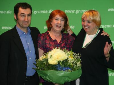 Gratulation für die Gewinnerin: Bremens Grünen-Spitzenkandidatin Karoline Linnert (M.) mit den Parteichefs Cem Özdemir und Claudia Roth in Berlin Linnert bei Grünen in Berlin