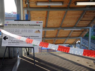 Ein Brandanschlag hat den Berliner Bahnverkehr zum Stillstand gebracht. Zehntausende kamen zu spät zur Arbeit. Auch Handy-Kunden von Vodafone waren betroffen. S-Bahnhof Ostkreuz gesperrt