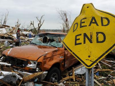 Eine Schneise der Verwüstung hat der Tornado in Joplin im Südwesten des US-Staats Missouri hinterlassen. Autowrack