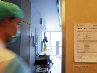Ein Arzt geht im Hamburger Marienkrankenhaus in ein Krankenzimmer, in dem mit dem EHEC-Erreger erkrankte Patienten liegen. Krankenhaus in Hamburg