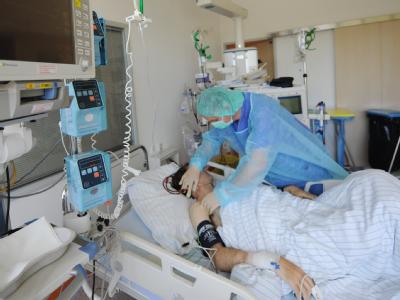 Ein Krankenpfleger versorgt in einem Hamburger Krankenhaus einen mit dem EHEC-Erreger erkrankten Patienten. EHEC-Infektion