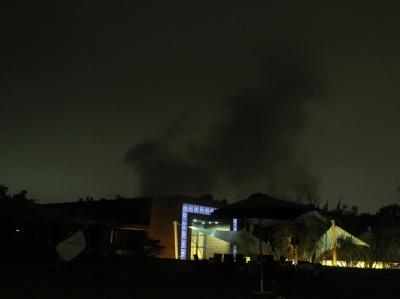 Rauch über Tripolis: Wie in der vergangenen Nacht haben Nato-Kampflugzeuge Ziele rund um die Residenz von Muammar al-Gaddafi angegriffen. Rauch über Tripolis