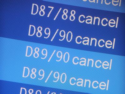 «Cancel»: Reihenweise wurden Flüge gestrichen - Allein an den Flughäfen Bremen und Hamburg 600. Anzeigentafel