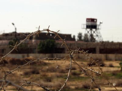 Ein ägyptischer Wachturm hinter einem Stacheldrahtzaun an der Grenze zwischen dem Gazastreifen und Rafah in Ägypten zu sehen. Grenzübergang Rafah