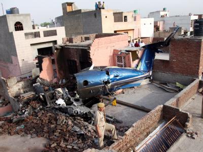 Das Wrack der Maschine im Häusergewirr von Faridabad bei Neu Delhi. Wrack