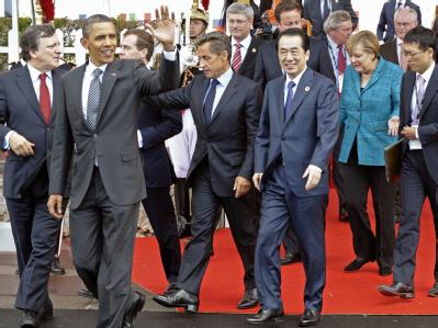 US-Präsident Barack Obama (2.v.l.) winkt am beim G8-Gipfel vor der Villa le Cercle in Deauville (Frankreich) zu den Zuschauern, während er mit dem Präsidenten der Europaeischen Kommission, Jose Manuel Barroso (l.), Frankreichs Praesident Nicolas Sarkozy ( G8-Gipfel