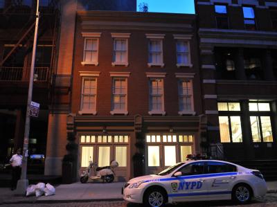 Ein Polizeiwagen steht vor dem Haus in Tribeca (New York), in das Dominique Strauss-Kahn am Mittwoch gebracht wurde. Unter Bewachung
