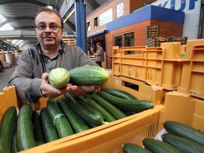 Gemüsehändler Jens Kupka auf dem Großmarkt Hamburg mit unverkauften Gurken aus regionalem Anbau. Hamburger Großmarkt