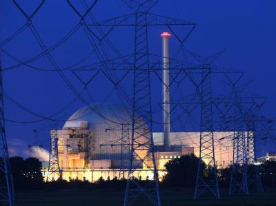 Das Atomkraftwerk Unterweser in Esenshamm wird nach Worten von Bundesumweltminister Röttgen (CDU) dauerhaft abgeschaltet bleiben. AKW Unterweser